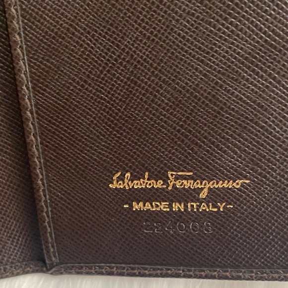Salvatore Ferragamo Deep brown leather wallet with gold accent - Picture 15 of 16